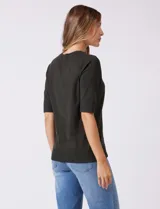 Buzo de tejido fino en color azul marino, con cuello redondo y mangas cortas con puños acanalados.