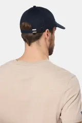 Gorra de béisbol azul de lona con logo en el frente.