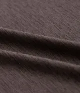 Remera deportiva de manga corta con cuello redondo, confeccionada en tejido técnico con tecnología Dry para mayor transpirabilidad y evaporación del sudor. Presenta un diseño básico con detalles reflectantes.