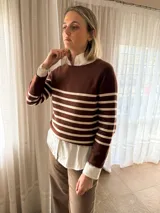 Sweater de tejido de punto con diseño de rayas horizontales en color marrón y crema, con escote redondo a la base y mangas largas.