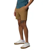 Short marrón Columbia para hombre con tecnología avanzada Omni-SHIELD™ de repelencia al agua y manchas, tejido elástico, trabilla multiusos, cintura elástica ROC™ BAND, bolsillos para las manos, bolsillo de seguridad con cremallera y bolsillos posteriores con cierre a presión.