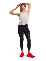 Musculosa deportiva Under Armour de corte holgado y diseño sin mangas con sisas amplias. Confeccionada en tejido técnico ligero con perforaciones estratégicas para mayor ventilación y transpirabilidad.