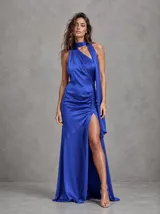 Vestido largo de satén azul con escote asimétrico de un solo hombro, detalle de corbatín y tajo profundo en la pierna.
