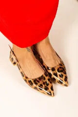 Zapato de charol con estampado de leopardo, con punta fina, tira trasera y taco bajo.