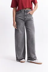 Pantalón jean wide leg de tiro alto, color gris lavado, con bolsillos delanteros y traseros, y terminación desflecada en el ruedo.