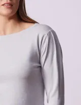 Buzo tejido en hilado fino color blanco, marca Vila Milano. Manga ¾ con pliegue en hombro.