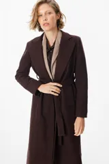 Tapado de paño en color gris oscuro, con solapas clásicas, corte recto y bolsillos laterales integrados.