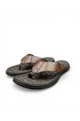 Sandalias ojotas de cuero para hombre modelo 131281 de la marca Pegada, en color marrón, con plantilla texturizada y tiras anchas.