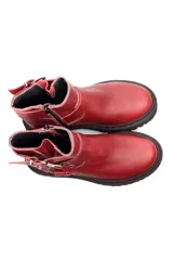 Botin de cuero color bordo con suela track negra, cierre lateral, hebilla ajustable en la parte superior y detalle de correas con argollas metálicas en el tobillo.