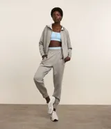 Pantalón deportivo tipo jogger de microfibra pesada, con cintura elástica y bolsillos laterales. Presenta un corte holgado con puños ajustados en los tobillos.