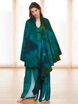 Mono de vestir verde esmeralda con estampado abstracto, escote en V, mangas cortas y pantalón palazzo con aberturas laterales.