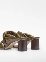 Sandalias de tacón color verde oliva de charol, con puntera cuadrada, tiras torsionadas en la pala, plantilla Memory Foam y suela antideslizante.