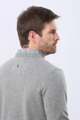 Buzo de lana azul con cuello redondo, manga larga y diseño tejido de punto.