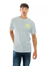 Remera de algodón color celeste claro, con cuello redondo y manga corta. Presenta un pequeño estampado frontal en amarillo que incluye un vehículo tipo camioneta y el texto "Alien Truck".