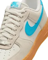 Championes Nike Air Force 1 '07 LV8, color crema con detalles en celeste y suela marrón. Confeccionados en cuero y gamuza, con amortiguación Nike Air y suela de goma.