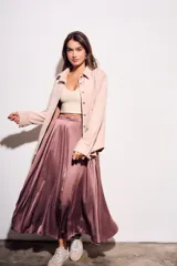 Camisa color marrón de gamuza sintética, de corte recto, con cuello clásico, cierre frontal con botones y mangas largas.