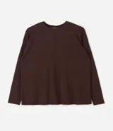 Blusa de Ashua confeccionada en tejido rib, color marrón, con cuello redondo y mangas largas. Presenta un diseño de corte holgado y cómodo.