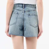 Short de denim azul con efecto destroy y roturas, tiro alto y diseño clásico de cinco bolsillos.