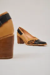 Zapatos de tacón ancho color blanco, con punta fina, hebilla lateral y tacón efecto madera.