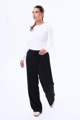 Pantalon de felpa color negro, de corte recto y holgado, con cintura elástica y cordón ajustable.