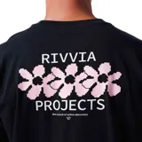 Remera negra de manga corta con estampado pequeño de flores y logo en el pecho. Corte clásico.