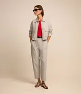 Blusa sin mangas de Cortelle, color negro, de corte ajustado y diseño liso, con detalle de ribete satinado en el cuello y las sisas.