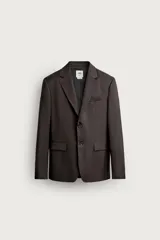 Blazer de traje para hombre de corte regular fit, confeccionada en tejido de lana marrón de origen italiano. Presenta cuello con solapas de muesca, manga larga con botones en los puños, bolsillos con solapa en la cadera, un bolsillo de vivo en el pecho y cierre frontal con dos botones.