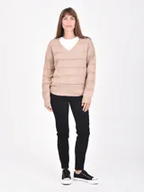 Buzo de tejido de punto color marrón oscuro, con cuello en V y detalles calados horizontales a lo largo del cuerpo y mangas.