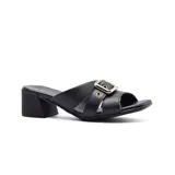 Sandalia de cuero negro con taco cuadrado y tira ancha sobre el empeine con hebilla dorada.