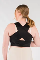 Top corrector de postura color piel, de alta tensión con bandas cruzadas en la espalda y broche delantero en bajo busto. Confeccionado con tela que contiene fibra LYCRA®.