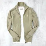 Campera beige de algodón con cierre y cuello alto.