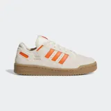 Zapatillas Adidas Forum Low CL color crema con detalles en naranja y suela marrón.