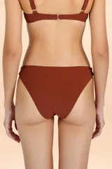 Bombacha de bikini de talle alto y corte clásico en color terracota, con diseño minimalista y cobertura completa.