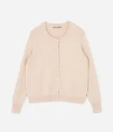Cardigan de punto color beige, con cuello redondo, cierre frontal abotonado y puños y ruedo acanalados.