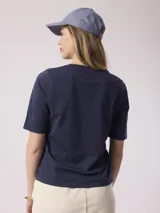 Remera blanca de algodón con bordado floral en el frente.