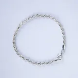 Pulsera de cadena tipo cuerda fabricada en plata 925, con cierre de mosquetón.