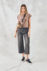 Remera de algodón peinado color gris oscuro con efecto lavado, corte oversize y mangas cortas tipo capa.