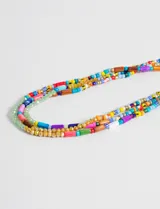 Collar de cuentas de colores con detalles dorados.