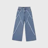 Jean de corte ultra baggy, color azul claro, con costuras con flecos expuestas en el frente y diseño holgado.