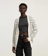 Cardigan de punto abierto sin botones, con diseño de rayas horizontales negras sobre fondo blanco, manga larga y corte holgado.