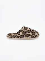 Pantuflas cerradas con estampado animal print tipo leopardo en tonos marrones y negros, con suela acolchada.
