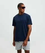 Remera deportiva Get Over de color azul marino, confeccionada en tech fleece con tecnología dry de secado rápido, cuello redondo y manga corta, de corte holgado.