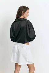 Short blanco con cintura elastizada y bolsillos laterales.