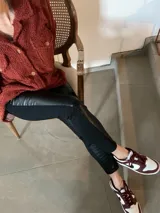 Pantalón chupín con frente de cuerina con textura croco y espalda de gabardina elastizada, con cintura elástica.