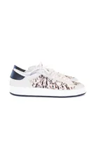 Championes urbanos con diseño de paneles combinados en cuero liso color crema y piel con estampado animal print. Presentan detalle de talón en cuero negro, cordones al tono y suela de goma blanca.