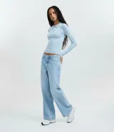 Blusa de punto celeste de la marca Blue Steel, con cuello polo de borde blanco, manga larga y ajuste al cuerpo.