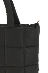 Bolso tipo tote acolchado con diseño matelaseado de cuadros, con asas superiores y cierre principal.