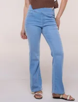 Jegging bootcut de tiro alto confeccionado en denim azul, con cintura ancha elastizada estilo pull-on, bragueta simulada, bolsillos delanteros curvos y corte semi acampanado en las piernas.