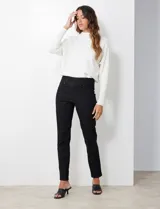Jegging de algodón elastizado negro, marca Ruby Rd. Pretina ancha elastizada, delantera con bolsillos simulados y trasera con bolsillos aplicados.