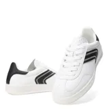 Zapatillas deportivas color beige con detalles en blanco, acordonadas.